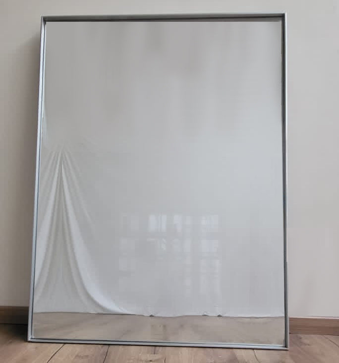 Rectangular mirror with silver-grey trim in metal 